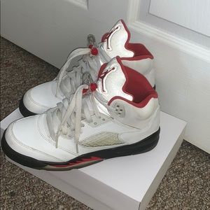 Air Jordan 5 Retro “Fire Red”.